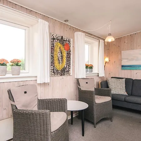 4 Person In Strand-by Traum