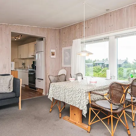 4 Person In Strand-by Traum *