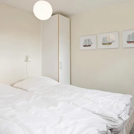 4 Person In Strand-by Traum *